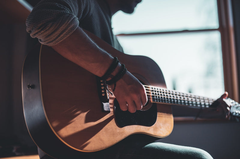 BEGINNERS GUIDES: HOW TO CHOOSE YOUR FIRST GUITAR?