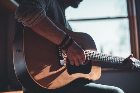 BEGINNERS GUIDES: HOW TO CHOOSE YOUR FIRST GUITAR?